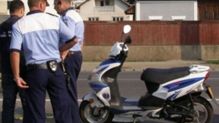 La 15 ani, conducea puțin abțiguit și  fără permis un moped neînmatriculat