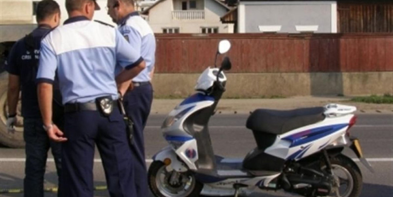La 15 ani, conducea puțin abțiguit și  fără permis un moped neînmatriculat