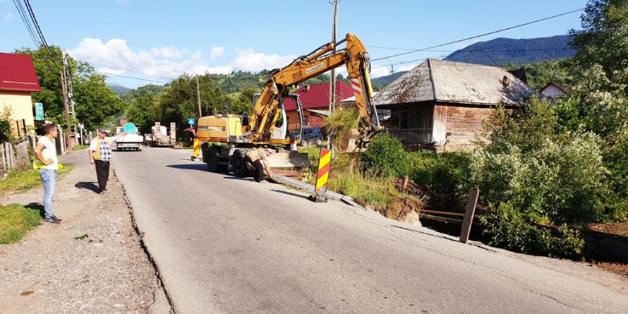 Au început lucrările la podețul din Săcel afectat de ploile torențiale căzute săptămâna trecută