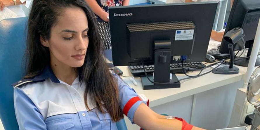 A donat sânge pentru motociclista accidentată și a devenit polițista zilei