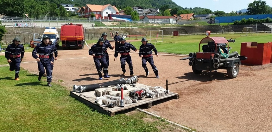 Pompierii s-au luat la întrecere (GALERIE FOTO)