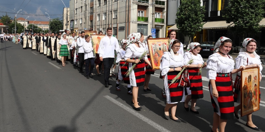 Îngenuncherea de după procesiunea religioasă intitulată ”Spre Sfânta Treime” (GALERIE FOTO)