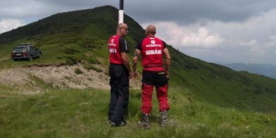 Persoană rătăcită, căzută într-o râpă, salvată astă noapte de salvamontiști