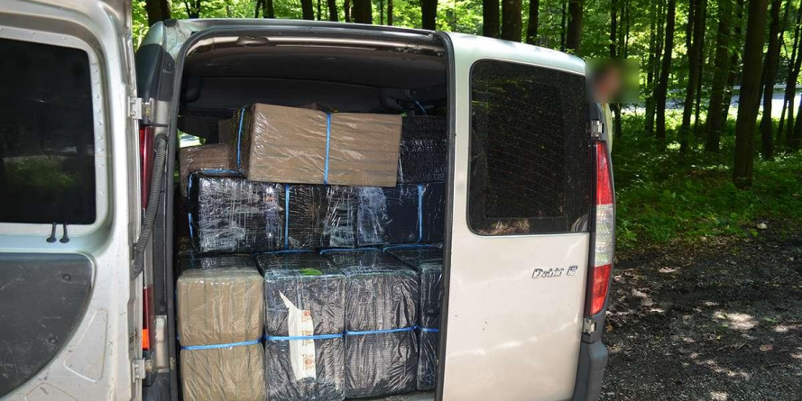 A oprit la semnalele polițiștilor, dar ceva mai târziu, într-un copac