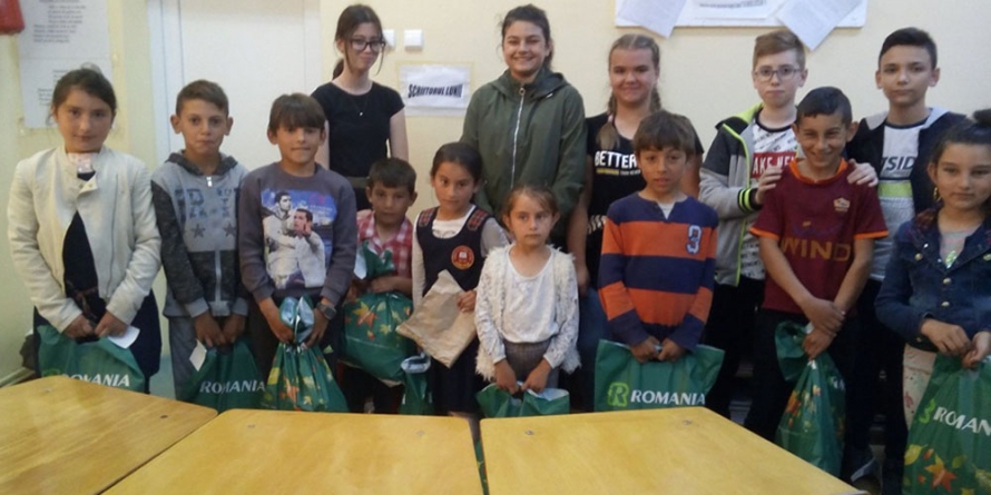 Și-au ajutat colegii mai mici de etnie romă