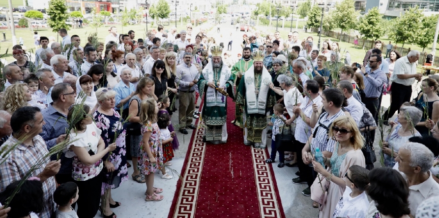 De Hramul Catedralei Episcopale „Sfânta Treime”, chiar și spațiul de sus s-a dovedit a fi neîncăpător pentru credincioși (GALERIE FOTO)