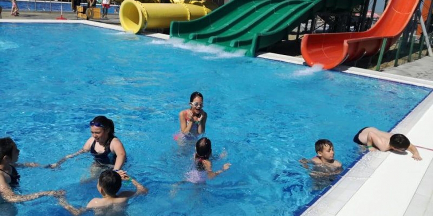 Premianții învățământului primar din Fărcașa au fost recompensați cu o ieșire la piscină