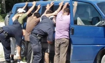 Au făcut scandal vreme de-o oră și au fost arestați vreme de-o lună