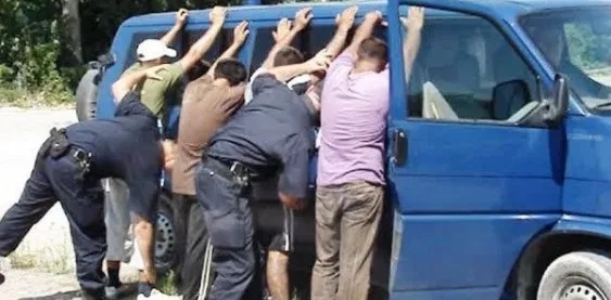 Au făcut scandal vreme de-o oră și au fost arestați vreme de-o lună