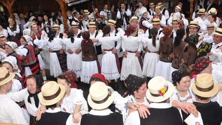 După 10 ediții, Festivalul danțului la șură se mută în Muzeul Satului din Baia Mare