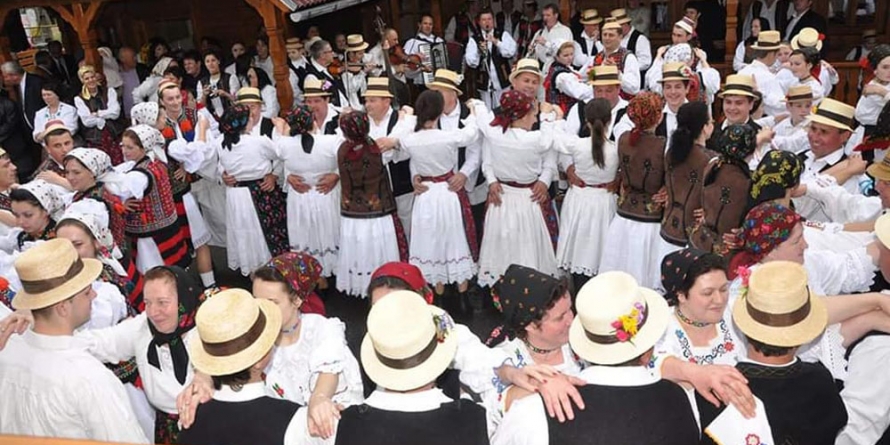 După 10 ediții, Festivalul danțului la șură se mută în Muzeul Satului din Baia Mare