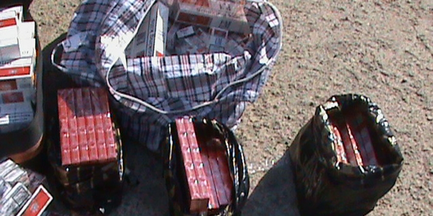 Doi contrabandiști de țigări au intrat la apă