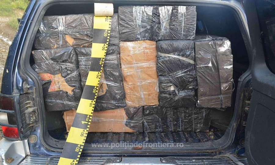 Un contrabandist a izbutit să scape de polițiștii de frontieră, și asta după ce s-a și răsturnat cu mașina în șanț