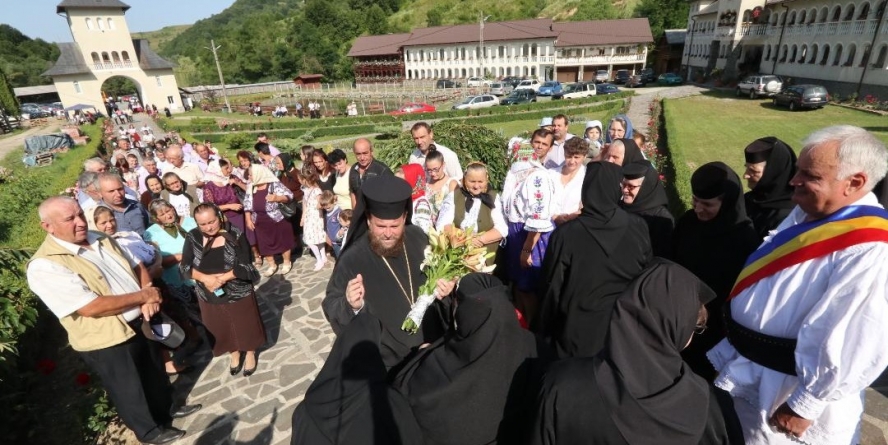 La Mănăstirea Lăpuşul Românesc, Sfânta Liturghie a fost oficiată de arhiereul-vicar (GALERIE FOTO)