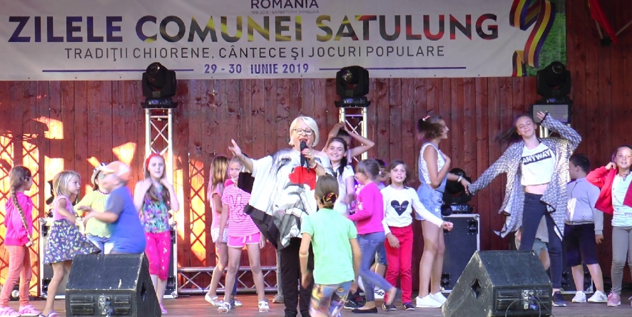 Mirabela Dauer a dat fotoliul din odaie pe scena din Satulung (GALERIE FOTO)