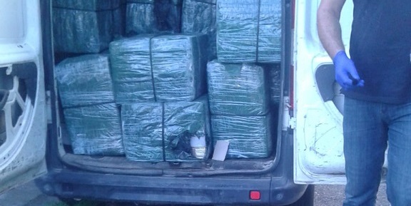 Avea țigări de contrabandă în mașină și nu a oprit la semnalele polițiștilor