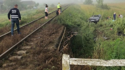Mașină lovită de tren în Fersig; șoferul a murit (GALERIE FOTO)