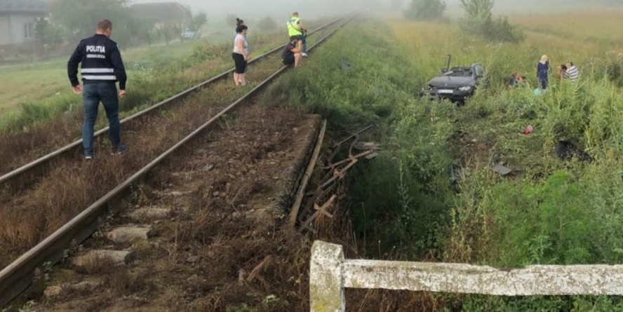 Mașină lovită de tren în Fersig; șoferul a murit (GALERIE FOTO)