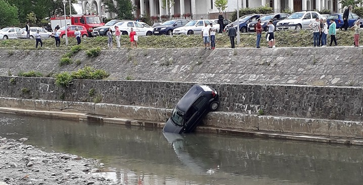 Plonjon cu mașina în Săsar sau varianta băimăreană a reclamei ”Iubitule, sunt la spălătorie” (GALERIE FOTO)