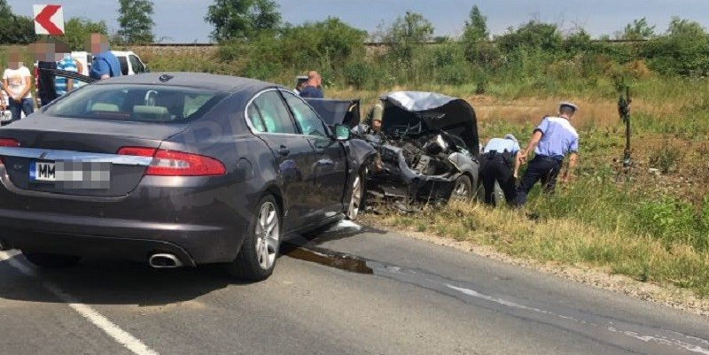 O șoferiță din Șomcuta Mare a scăpat cu viață, după ce mașina i-a fost lovită frontal de o alta, intrată pe contrasens