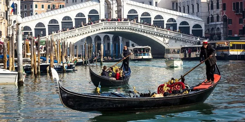 Turiști amendați cu 950 de euro și expulzați, pentru că și-au făcut cafea lângă un pod celebru din Veneția