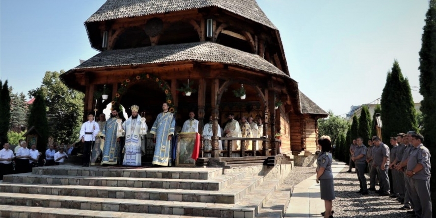 La Hramul Bisericii ”Sfântul Voievod Ștefan cel Mare” din Sighet a fost prezentată o replică a sabiei domnitorului (GALERIE FOTO)