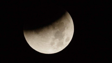 Maximul eclipsei parţiale de lună se va produce la noapte, la ora 00.31