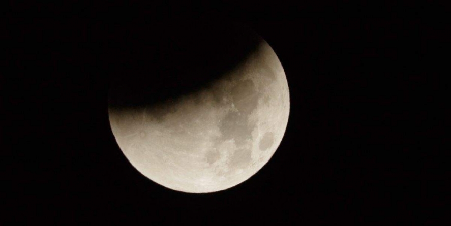 Maximul eclipsei parţiale de lună se va produce la noapte, la ora 00.31