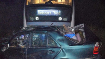 Au scăpat cu viață: când au văzut că vine trenul au părăsit mașina blocată pe șine  (VIDEO)