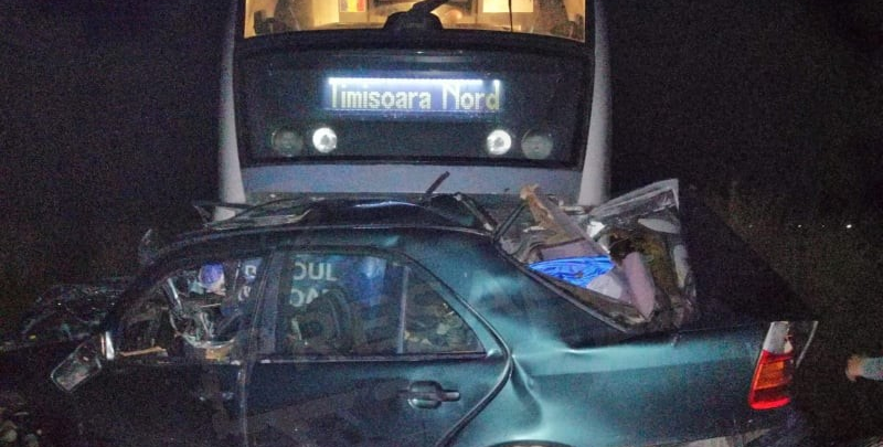 Au scăpat cu viață: când au văzut că vine trenul au părăsit mașina blocată pe șine  (VIDEO)