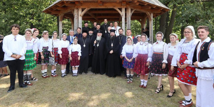 Trei înalți ierarhi la hramul Mănăstirii din Oarţa de Sus