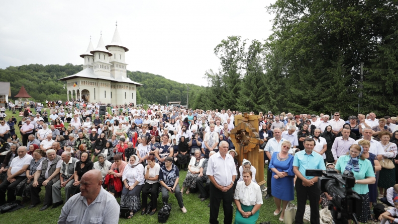 O mulțime de credincioși la hramul Mănăstirii Dealu Mare (GALERIE FOTO)
