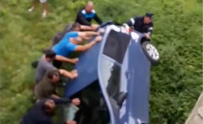 Femeie rănită după ce o mașină a căzut de pe un pod