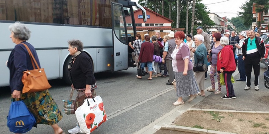 60 de pensionari din Cavnic au petrecut gratis o zi la Tășnad