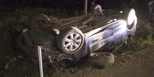 Mașină făcută praf în Săcel, dar șoferul nici măcar nu a avut nevoie de internare