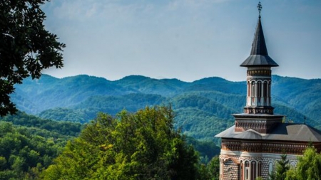 Slujbe transmise live de la Mănăstirea Rohia