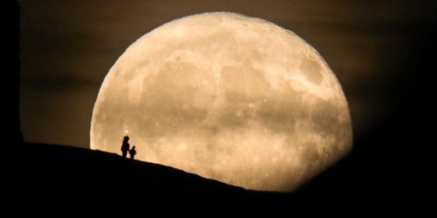 Secretele lunii, văzute de doi băimăreni