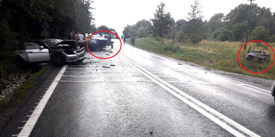 Grozăvii rutiere: BMW rupt în două, după o coliziune (GALERIE FOTO)
