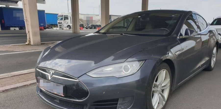 S-au rafinat și hoții de mașini: preferă electricele Tesla