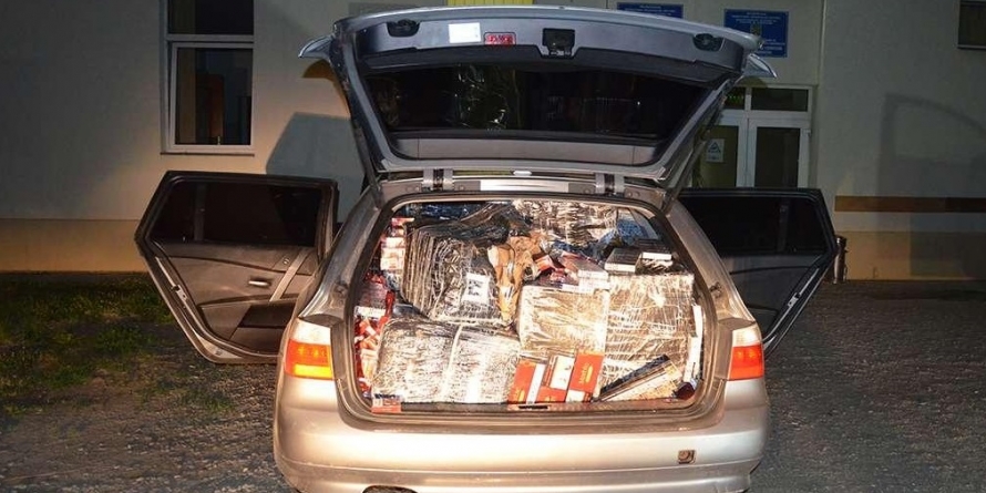 S-a tras din nou la pneuri; s-au capturat țigările, nu și traficantul lor