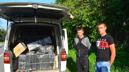 Țigări adevărate într-o mașină cu număr fals