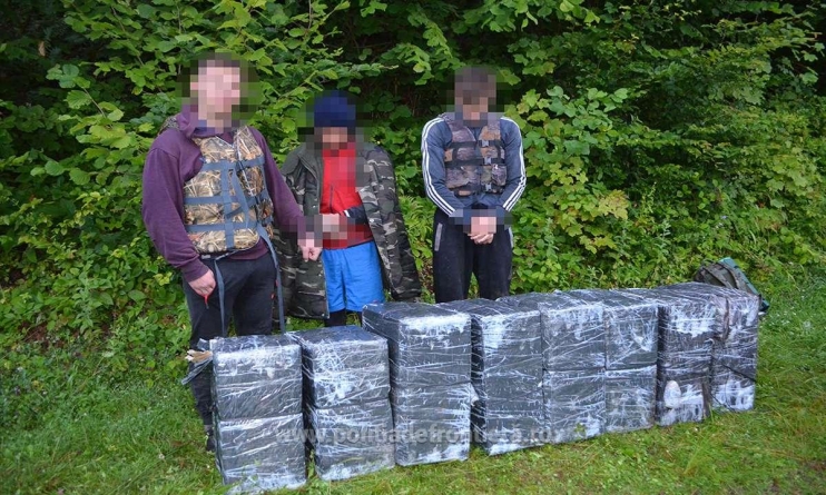 Țigări de contrabandă confiscate și trei ucrainieni prinși