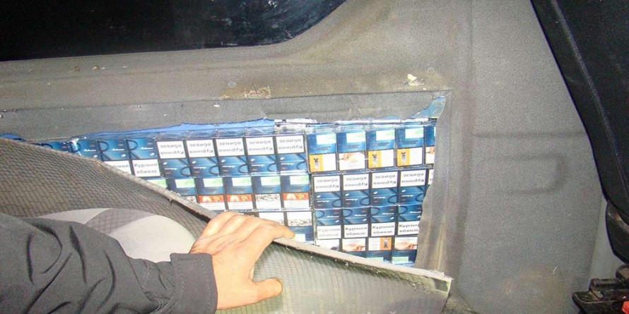 Ascunderea țigărilor în peretele lateral stâng al mașinii s-a dovedit o mișcare stângace