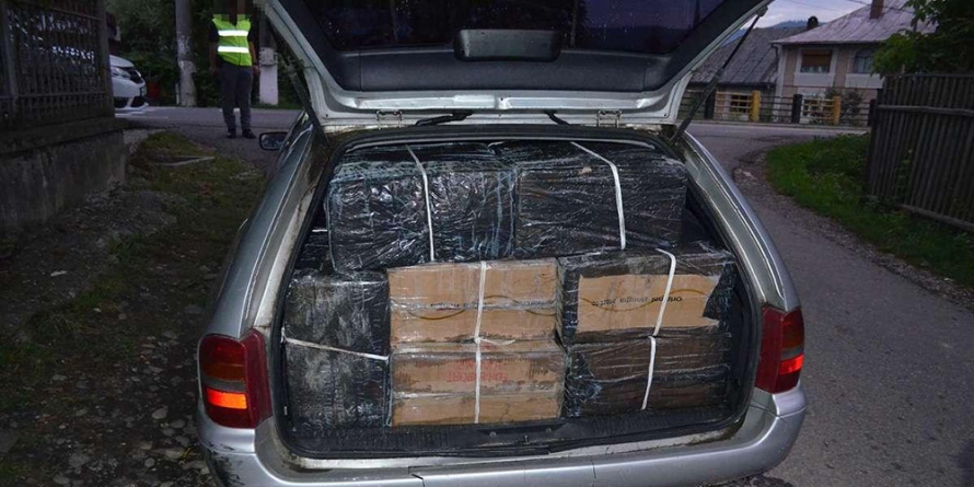 Zeci de mii de pachete de țigări au fost găsite abandonate la graniță