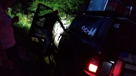 O familie poloneză, împotmolită pe un drum forestier, a fost recuperată de salvamontiști din Vișeu (GALERIE FOTO)