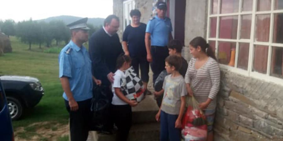 Jandarmii maramureșeni au venit în sprijinul unei familii cu 13 copii