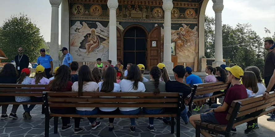 Copiii aflați în tabără la mănăstirea din Coroieni s-au întâlnit cu jandarmii în cadrul campaniei „Siguranţă în vacanţă”