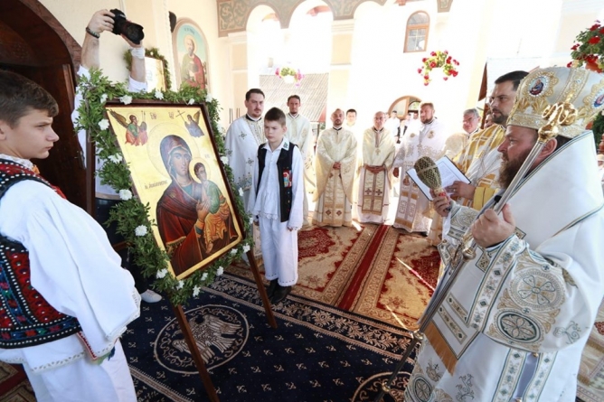 Lucrările la biserică și noua capelă de cimitir – binecuvântate, la Dumbrăvița, de Arhiereul vicar Timotei al Episcopiei Maramureșului și Sătmarului (GALERIE FOTO)