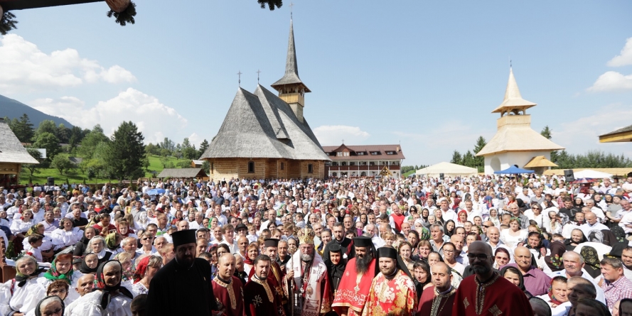 Mii de credincioși la hramul Mănăstirii Pietroasa Borşa (GALERIE FOTO)