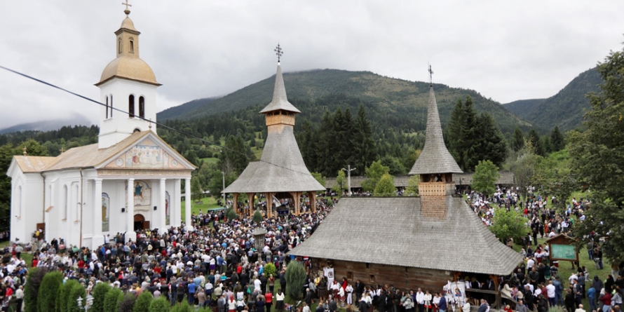 Mii de oameni au luat parte la hramul Mănăstirii Moisei (GALERIE FOTO)